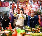 내수 활성화 들뜬 中 “춘절 연휴, 소비 붐 일어날 것”