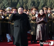 김정은 '건군절' 국방성 방문…"더 강력한 힘으로 평화 수호"(종합)