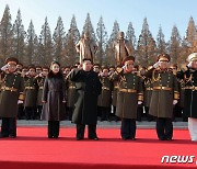 '건군절' 국방성 찾은 김정은…육·해·공 인민군 사열