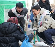 춘천 전통시장서 장 본 김진태…"장바구니 부담 더는데 최선"