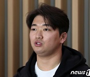 인터뷰하는 고우석