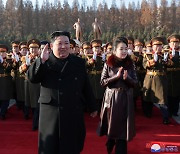 김정은 “한국은 제1적대국…돌연변이들이 정권을 쥐고 총부리 위협”