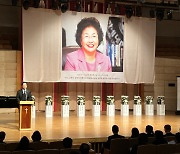 이영훈 목사 “해외 성회 후 늘 찬송가 테이프 내미시고는…”