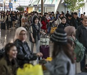 설날 맞아 떠나는 여행객들로 북적이는 인천공항