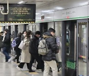 [단독] “뭐야, 열차 온 거야?” 오류 잦은 서울 2·4호선 전광판 다 바꾼다