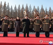 북한 김정은, 건군절 맞아 딸 주애와 국방성 방문