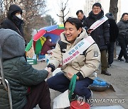 시장 상인과 대화하는 김진태 강원도지사