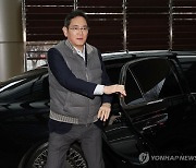 이재용이 입어 난리난 이 옷...UAE 출국하면서 입은 `패딩 조끼` 완판