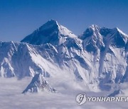 "산에서 악취가…" 배설물 쌓여가는 에베레스트, 등정시 '배변봉투' 의무화