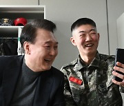 해병대 2사단 방문해 병사 부모와 영상통화하는 윤 대통령