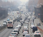 설날 당일 경부고속도로 귀성 행렬