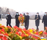 북한도 설에 세배·떡국…'우리식' 강조하며 김일성 동상에 헌화