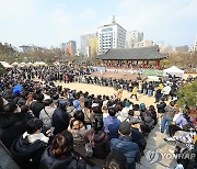 설날 남산골한옥마을 찾은 시민들