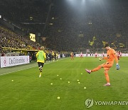 유럽 축구 경기장에 날아든 테니스공·동전 초콜릿·비닐 우의