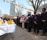 묵념하는 이태원 참사 유가족들