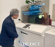 "통역 없이 마주보고 대화한다"…세계 최초 투명OLED AI 동시통역 '화제'