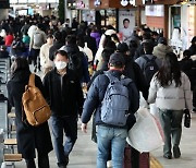 설 연휴 막바지…기차역에서 '아쉬운 안녕', 유원지도 북적