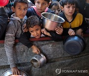 가자지구 굶주림 극심…동물 사료 먹고 오염된 지하수로 연명