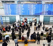 설 연휴 마지막 날, 북적이는 인천공항 입국장