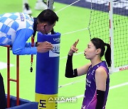 [포토]주심과 이야기를 나누는 흥국생명 김연경