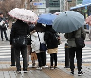 곳곳에 비…낮 최고기온 최대 19도 '포근'[내일날씨]