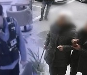 "딸이 납치됐다" 속아 출금까지…피해 직전 '통화 중 할머니' 찾았다