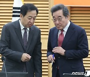 금태섭 최고위원과 대화 나누는 이낙연 대표