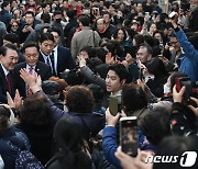 환영 인파와 악수하는 윤 대통령