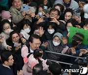 아이 안아주는 윤석열 대통령