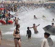 작년 여름 부산 광안리 앞바다서 놀고 배 아팠는데, 알고보니…