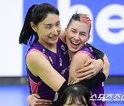 김연경 품에 안긴 ML 레전드의 딸...확 바뀐 흥국생명 '1위 싸움 안 끝났어!' [수원 현장]