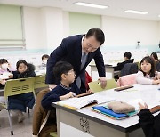 尹, 부영 1억 출산장려금에 힘 실어..“세제혜택 등 지원 강구하라”