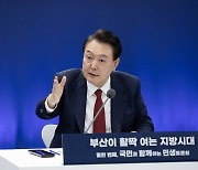 윤 대통령도 '건국전쟁' 호평…민주 "극우 이념에 먹혀버렸나"