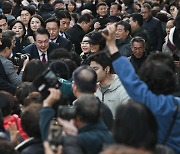 부산 동래시장 찾은 윤 대통령, 시민들과 인사