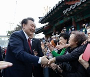 부산 동래시장 찾은 윤 대통령, 시민들과 인사