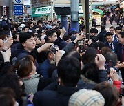 윤 대통령, 부산 동래시장 방문해 시민들과 인사