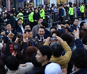 윤 대통령, 부산 동래시장 방문해 시민들과 인사