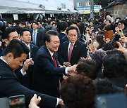 부산 동래시장 찾은 윤 대통령, 시민들과 인사