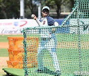 김지용 '배팅볼 던지는 신임 코치'[포토]