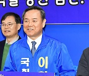 출마 기자회견하는 이형석 의원