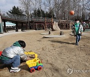 포근한 날씨에 장난감 들고 야외로