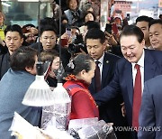 동래시장 찾아 상인과 시민 만난 윤석열 대통령