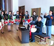 '광명성절' 경축 인민예술축전 공연 준비 중인 북한 예술선동대원들