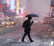 눈 폭풍 美 북동부 강타…뉴욕 학교 휴교령·항공편 무더기 결항