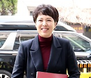 밝은 표정으로 공천 심사장 향하는 김은혜