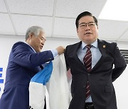 자유통일당 점퍼 입는 유동규