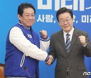 유동철 교수 반기는 이재명 대표