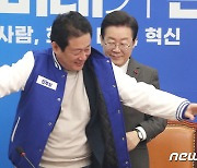 유동철 교수에게 민주당 점퍼 전달하는 이재명 대표