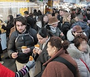 ‘외국인 핫플’ 된 120세 광장시장, 종로 상권까지 살렸다