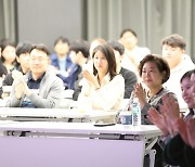 현대그룹, 사옥서 '한낮의 재즈콘서트' 개최…현정은 회장, 깜짝 방문